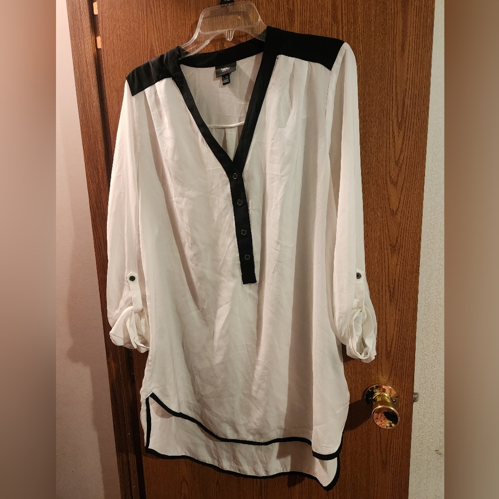 💓3/$15 Mossimo Size Large Women's Black And White Blouse